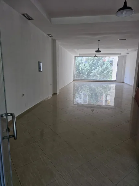Tirane, shes ambjent biznesi Kati 1, 120 m² 296.000 € (Përball Me Delijorgjin)