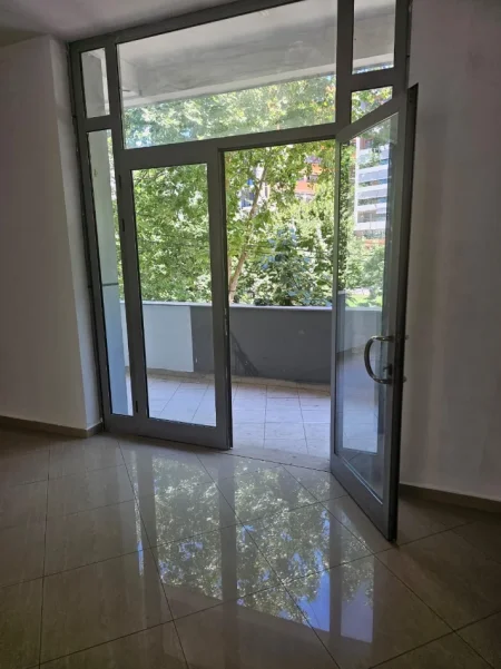 Tirane, shes ambjent biznesi Kati 1, 120 m² 296.000 € (Përball Me Delijorgjin)
