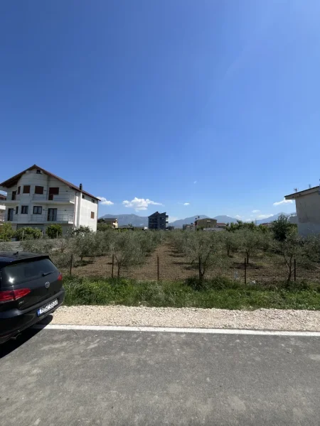 Tirane, jepet me qera toke , 1.500 m² 