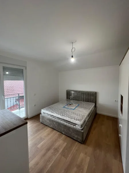 Tirane, jepet me qera apartament 1+1+Ballkon Kati 2-te TEKNIK, 80 m² (Rr. Islam Rusi, prane mbikalimit te Shkozes)