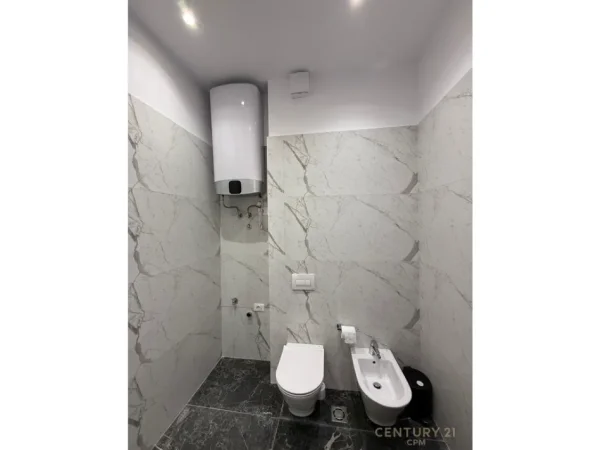 Tirane, jepet me qera apartament 2+1+Ballkon Kati 8, 118 m² 500 € (Kompleksi Delijorgji !)