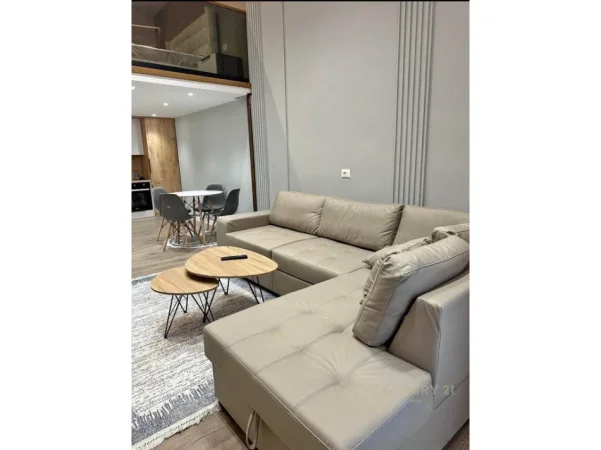 Tirane, jepet me qera apartament duplex 1+1 Kati 0, 40 m² 450 € (astir)