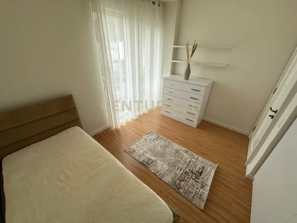 Tirane, jepet me qera apartament 2+1+Ballkon Kati 7, 98 m² 850 € (liqeni i thate)