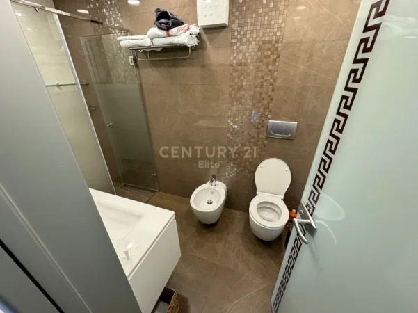 Tirane, jepet me qera apartament 2+1 Kati 10, 100 m² 950 € (rruga e saraceve)