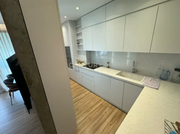 Tirane, jepet me qera apartament 2+1 Kati 10, 100 m² 950 € (rruga e saraceve)