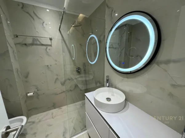 Tirane, jepet me qera apartament 2+1+Ballkon Kati 4, 85 m² 700 € (kodra e diellit)