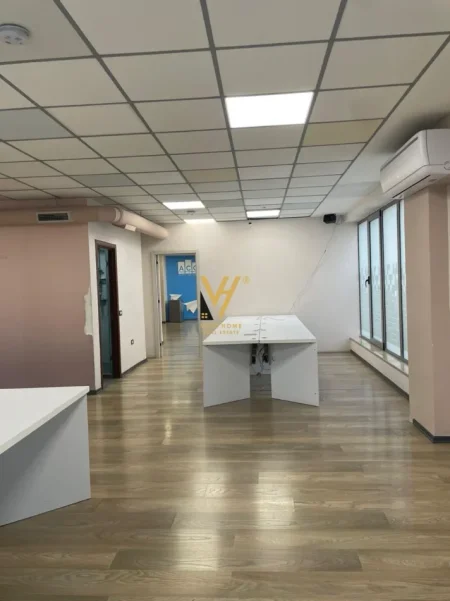 Tirane, jepet me qera zyre Kati 1, 307 m² 3.400 € (EEUGA ABDULLA KETA, QENDER)