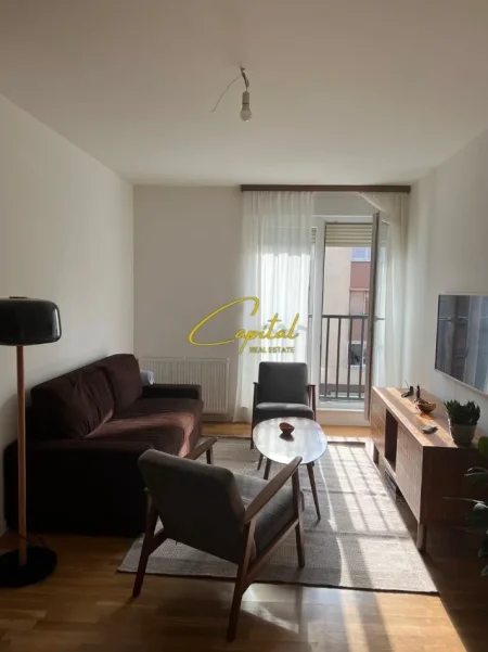 Tirane, jepet me qera apartament 1+1 Kati 2, 60 m² 400 € (RRUGA 5 MAJI)