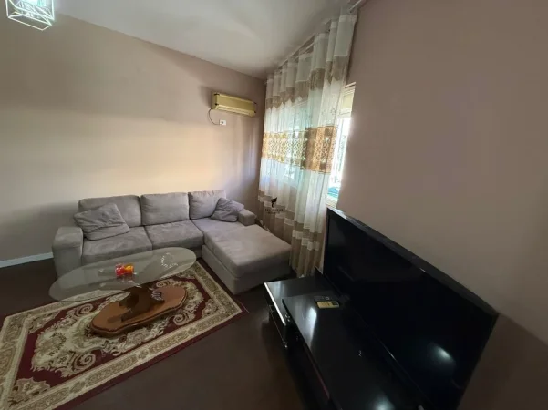 Tirane, jepet me qera apartament 2+1 Kati 1, 100 m² 500 € (TREGU ELEKTRIK)