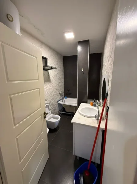 Tirane, jepet me qera apartament 2+1 Kati 1, 100 m² 500 € (TREGU ELEKTRIK)