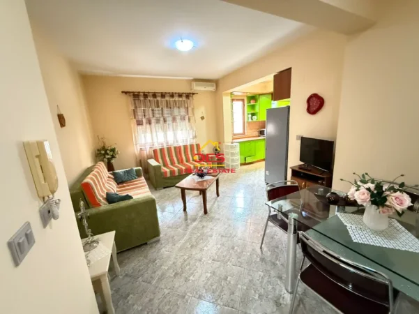 Vlore, jepet me qera apartament 1+1+Ballkon Kati 3, 70 m² 300 € (Rruga Gjergj Kastrioti)