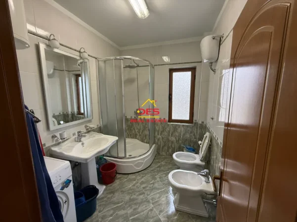 Vlore, jepet me qera apartament 1+1+Ballkon Kati 3, 70 m² 300 € (Rruga Gjergj Kastrioti)