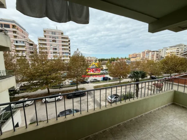 Vlore, jepet me qera apartament 1+1+Ballkon Kati 3, 70 m² 300 € (Rruga Gjergj Kastrioti)