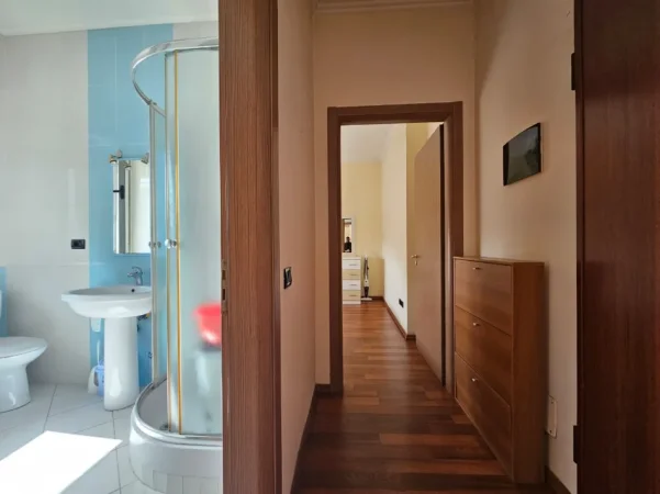 Tirane, jepet me qera apartament 1+1+Ballkon Kati 5, 75 m² 650 € (Sheshi Avni Rustemi)