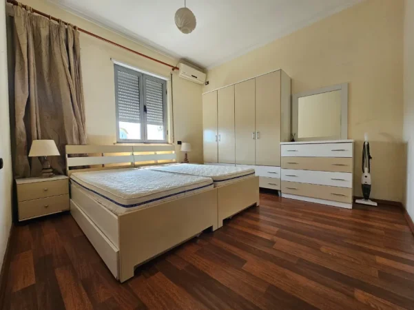 Tirane, jepet me qera apartament 1+1+Ballkon Kati 5, 75 m² 650 € (Sheshi Avni Rustemi)