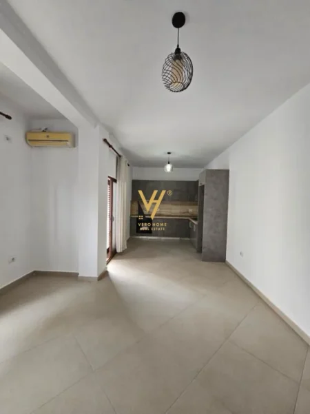 Tirane, jepet me qera apartament 2+1+Ballkon Kati 1, 120 m² 470 € (PALLATI ME SHIGJETA)