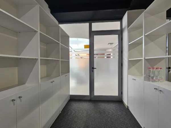 Tirane, jepet ZYRA me qera Kati 1, 80 m² 1.100 € (Sheshi Avni Rustemi)