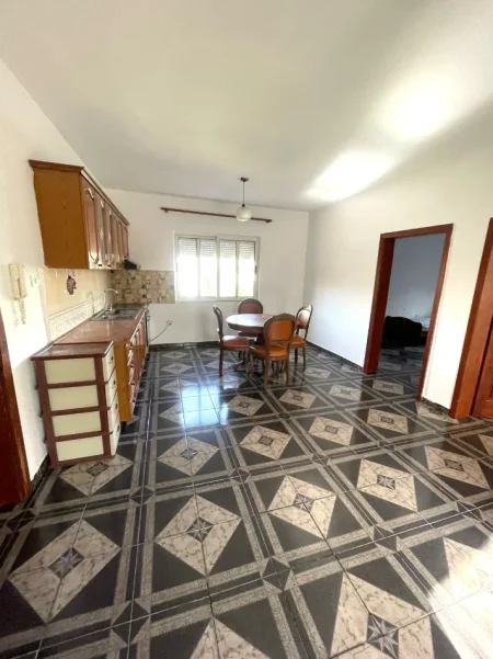 Jepet me Qera Kati i 2-të i një Vile 3-katëshe në Laprakë, në rrugë kryesore, 400 euro