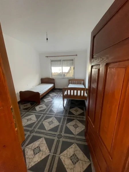 Jepet me Qera Kati i 2-të i një Vile 3-katëshe në Laprakë, në rrugë kryesore, 400 euro