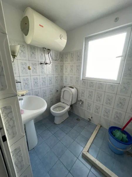 Jepet me Qera Kati i 2-të i një Vile 3-katëshe në Laprakë, në rrugë kryesore, 400 euro