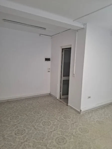 Jepet me Qera Ambient Biznesi per Zyra tek Ish Parku i Autobusave,