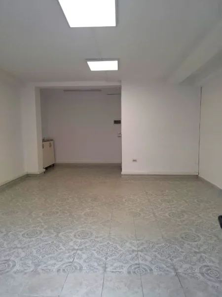 Jepet me Qera Ambient Biznesi per Zyra tek Ish Parku i Autobusave,