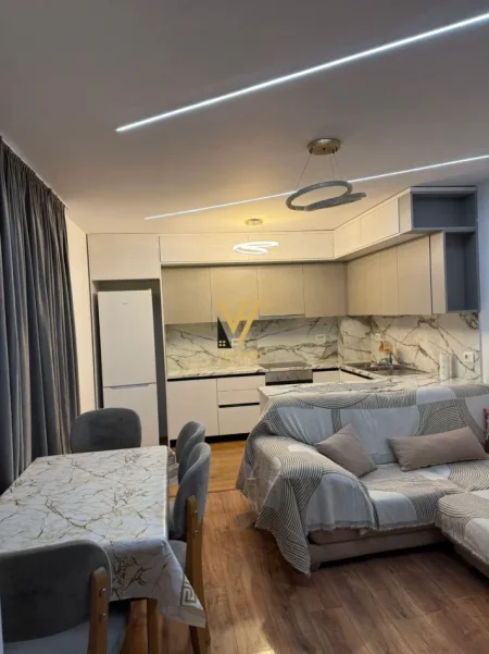 Tirane, jepet me qera apartament 2+1+Ballkon Kati 2, 95 m² 800 € (21 DHJETORI)