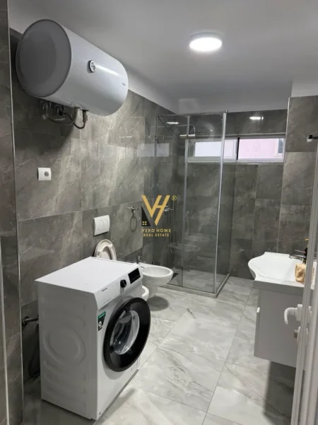 Tirane, jepet me qera apartament 2+1+Ballkon Kati 2, 95 m² 800 € (21 DHJETORI)