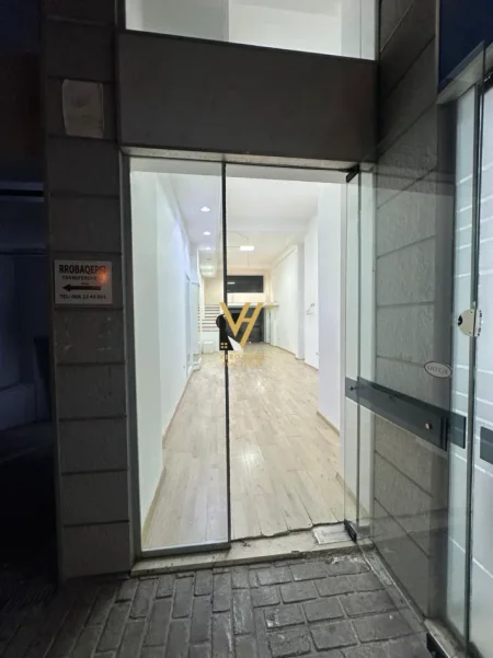 Tirane, jepet me qera zyre Kati 0, 70 m² 800 € (RRUGA HIM KOLLI)