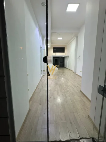 Tirane, jepet me qera zyre Kati 0, 70 m² 800 € (RRUGA HIM KOLLI)