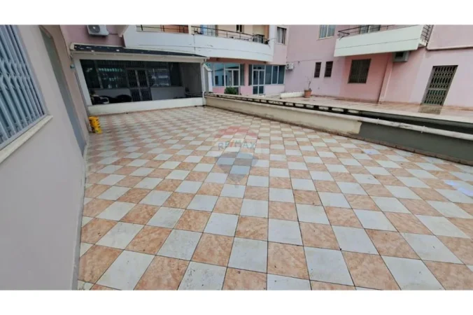 Vlore, shitet dyqan Kati 0, 162 m² 140.000 € (Rruga Gjergj Kastrioti (Transballkanike), Vlorë)