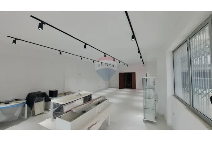 Vlore, shitet dyqan Kati 0, 162 m² 140.000 € (Rruga Gjergj Kastrioti (Transballkanike), Vlorë)