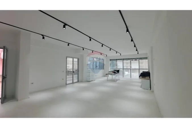 Vlore, shitet dyqan Kati 0, 162 m² 140.000 € (Rruga Gjergj Kastrioti (Transballkanike), Vlorë)