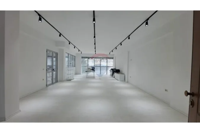 Vlore, shitet dyqan Kati 0, 162 m² 140.000 € (Rruga Gjergj Kastrioti (Transballkanike), Vlorë)