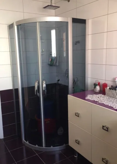 Tirane, jepet me qera apartament 2+1 Kati 6, 125 m² 800 € (KOMUNA E PARISIT)