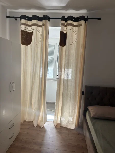 Tirane, jepet me qera apartament 2+1 Kati 5, 100 m² 700 € (21 DHJETORI)