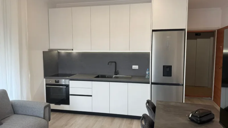 Tirane, jepet me qera apartament 2+1+Ballkon Kati 5, (Apartament 2+1 + Parkim)