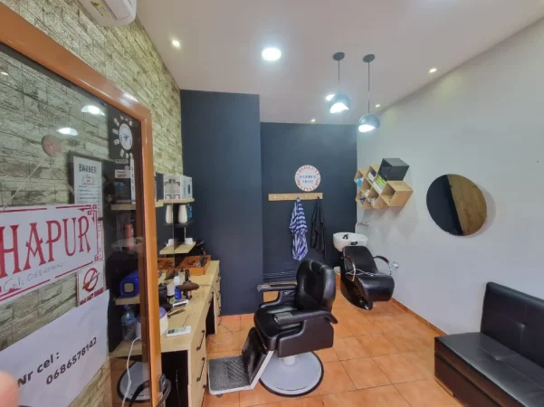 Fier, shitet ambjent biznesi berberante, Kati 1, 2000€ (Fier Lagja Kastrioti Te shkolla 9 vjecare Naim Frasheri)