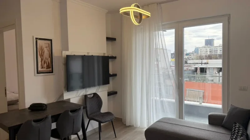 Tirane, jepet me qera apartament 2+1+Ballkon Kati 5, (Apartament 2+1 + Parkim)