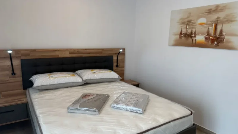 Tirane, jepet me qera apartament 2+1+Ballkon Kati 5, (Apartament 2+1 + Parkim)