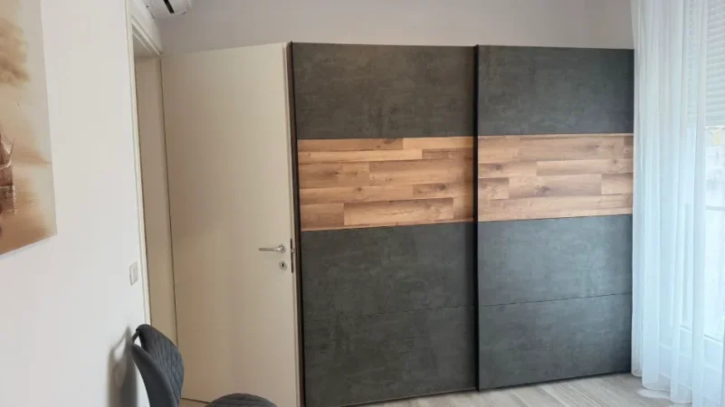 Tirane, jepet me qera apartament 2+1+Ballkon Kati 5, (Apartament 2+1 + Parkim)