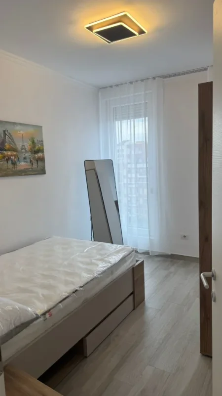 Tirane, jepet me qera apartament 2+1+Ballkon Kati 5, (Apartament 2+1 + Parkim)