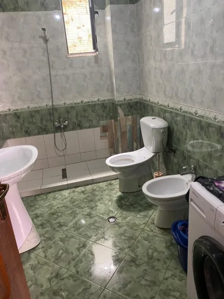 Tirane, ndarje qeraje me vajze shtepi 2+1+Ballkon Kati 3, 100 € 