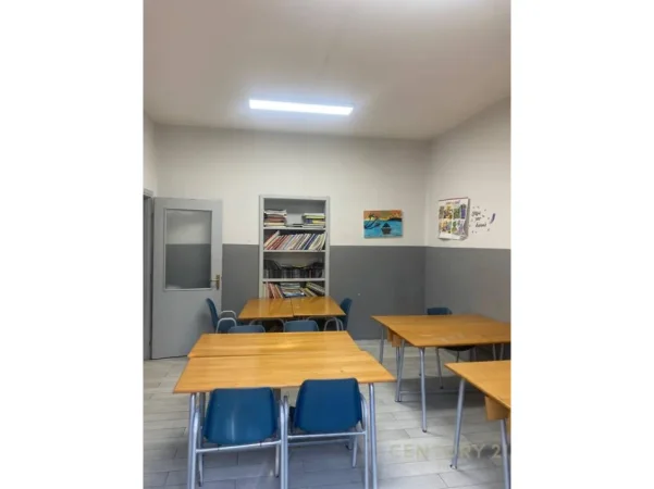 Tirane, jepet me qera ambjent biznesi Kati 3, 96 m² 850 € 