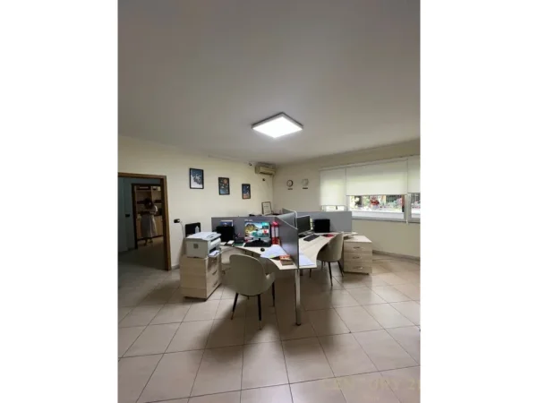 Tirane, jepet me qera zyre Kati 2, 82 m² 700 € 