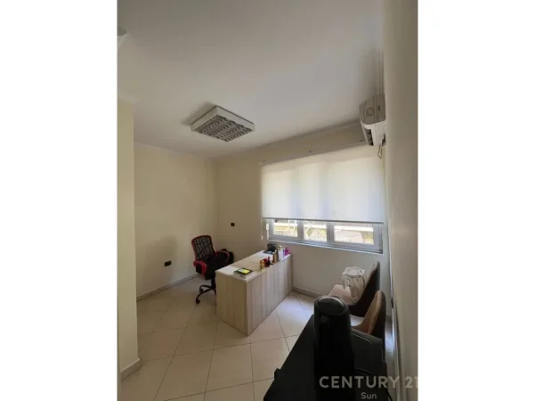 Tirane, jepet me qera zyre Kati 2, 82 m² 700 € 