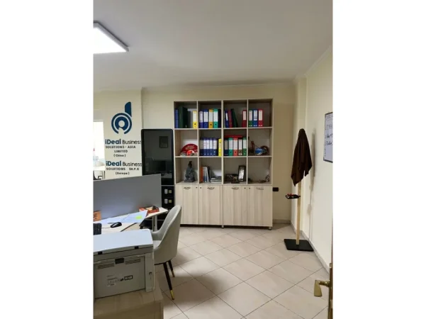 Tirane, jepet me qera zyre Kati 2, 82 m² 700 € 