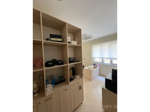 Tirane, jepet me qera zyre Kati 2, 82 m² 700 € 