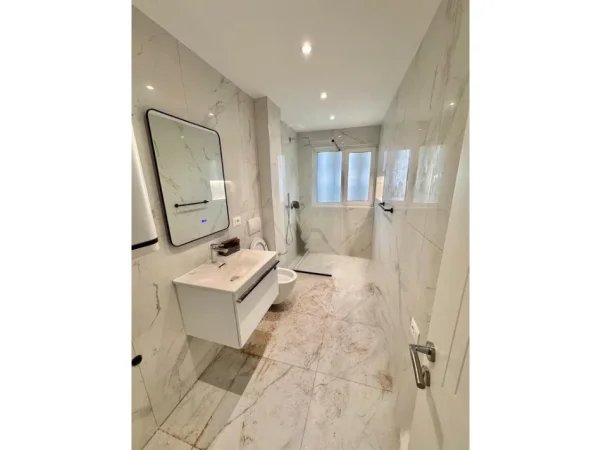 Tirane, jepet me qera ambjent biznesi Kati 2, 100 m² 1.100 € 