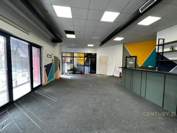 Tirane, jepet me qera zyre Kati 2, 190 m² 2.300 € (Farmacia 10, kompleksi Arlis)